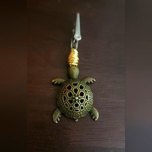 Turtle roach clip
